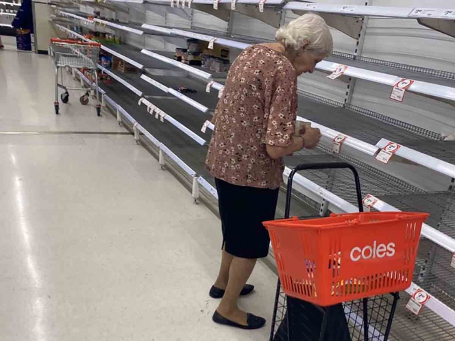 Captan a abuelita llorando en supermercado vacío