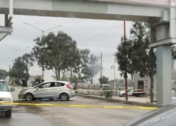 Joven muere tras volcar en su auto