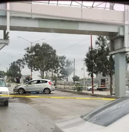 Joven muere tras volcar en su auto