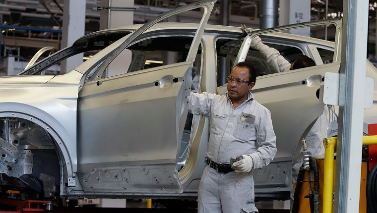 Volkswagen y Nisssan suspenden producción de plantas en México