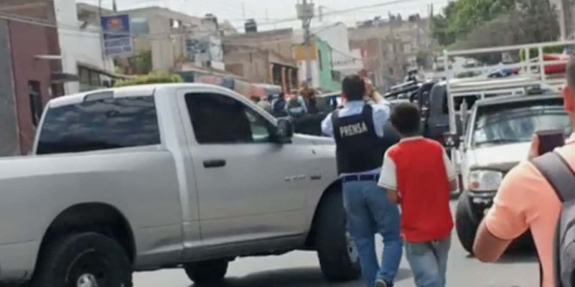 Maestra calma a alumnos durante balacera, les dice que son 'cuetes'