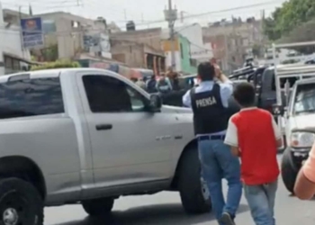 Maestra calma a alumnos durante balacera, les dice que son 'cuetes'