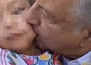 Indigna beso de López Obrador a una niña