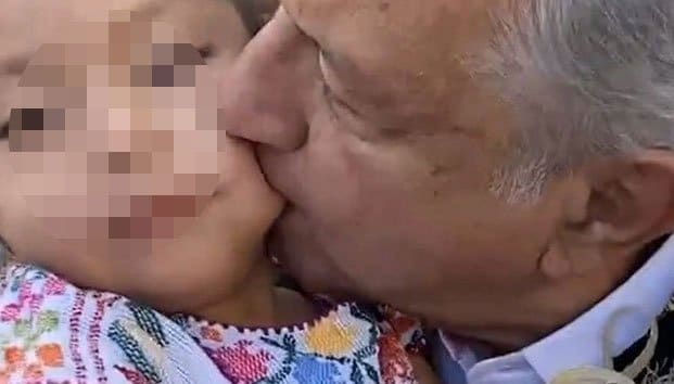 Indigna beso de López Obrador a una niña