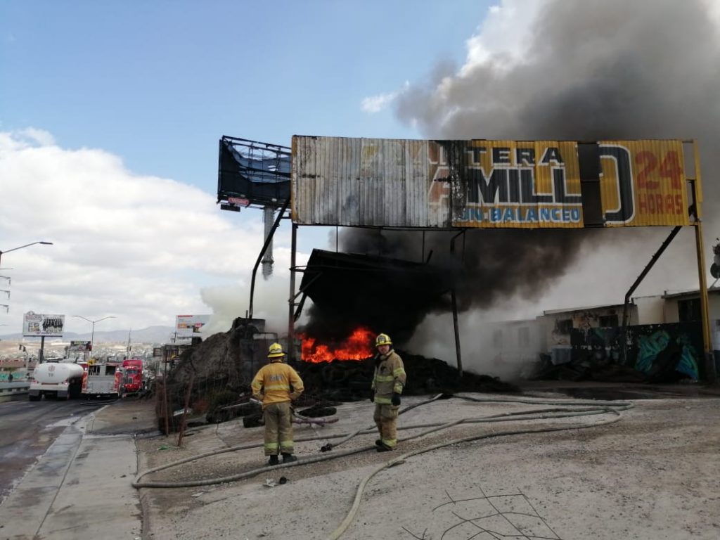 Siguen labores para sofocar incendio de almacén de llantas