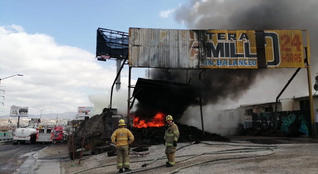 Siguen labores para sofocar incendio de almacén de llantas