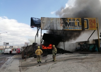 Siguen labores para sofocar incendio de almacén de llantas