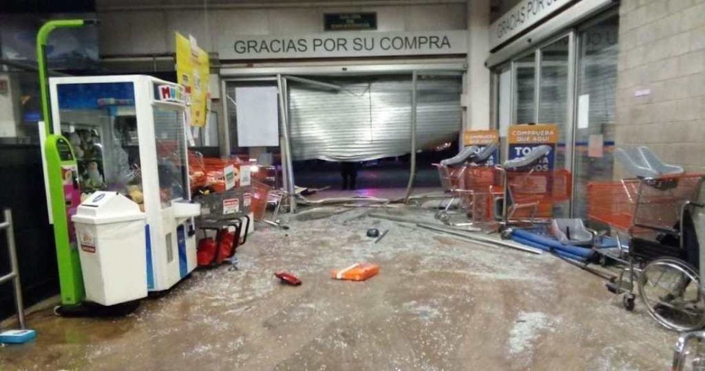 Irrumpen en supermercado con todo y auto para asaltar