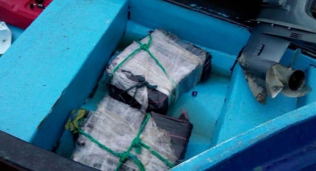 Decomisan 108 kilos de cocaína en embarcación