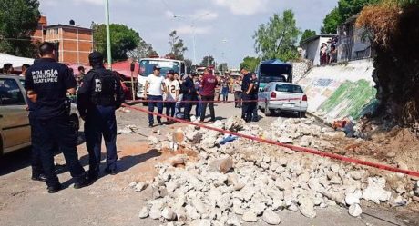 Colapsa jardinera y mata a madre e hijo de 4 años