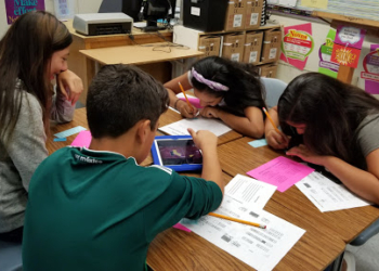 Escuelas de California abrirían hasta el otoño