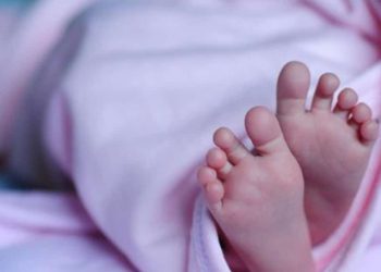 Fallece menor de 3 años, acusan que madrastra la mató a golpes