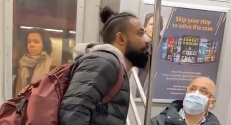 VIDEO: 'No le tengo miedo al coronavirus' y lame tubo del metro