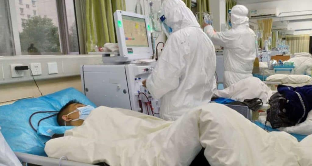 Médicos se 'protegen' con bolsas de basura durante pandemia