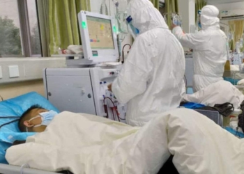 Médicos se 'protegen' con bolsas de basura durante pandemia