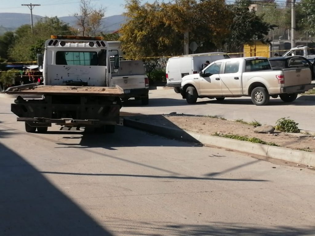 Hallan cadáver dentro de un Mercedes Benz