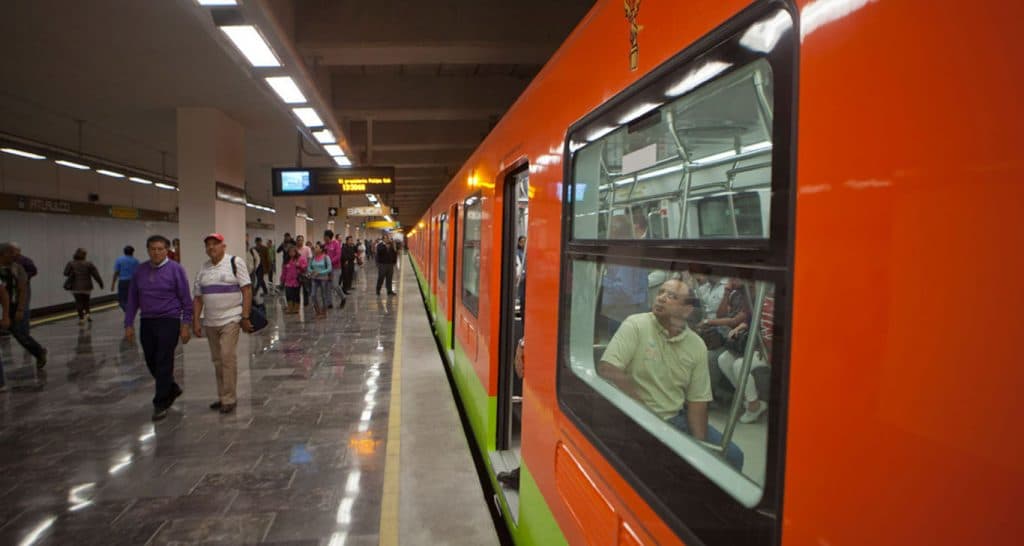 Mujer se arroja a las vías del metro con su hijo