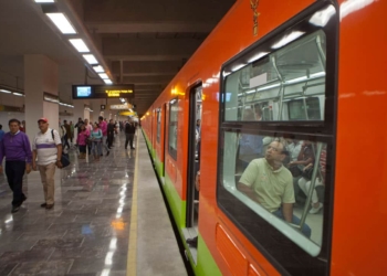 Mujer se arroja a las vías del metro con su hijo