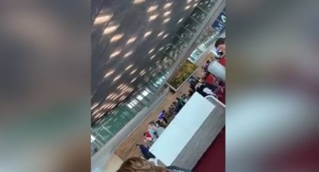 Mexicanos varados en París se consuelan cantando Cielito Lindo