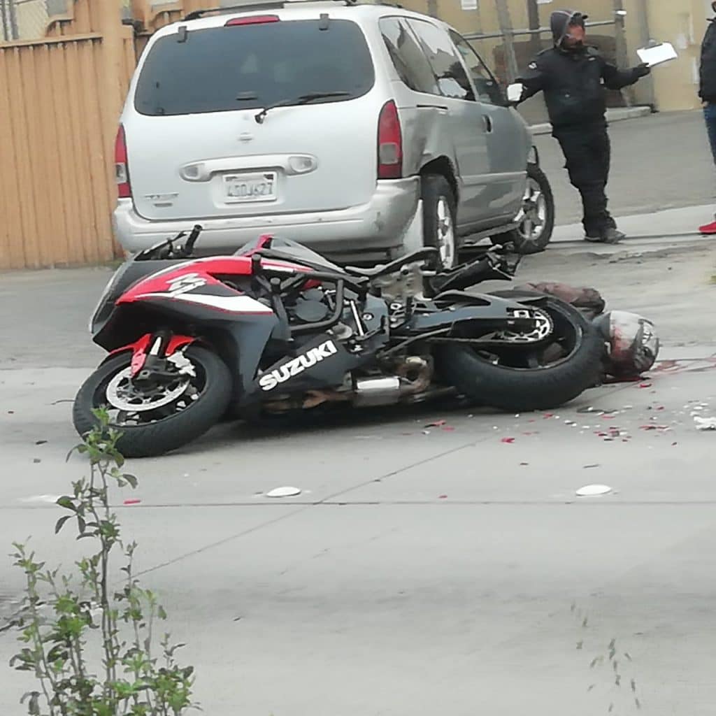 Muere motociclista al impactarse con pick up