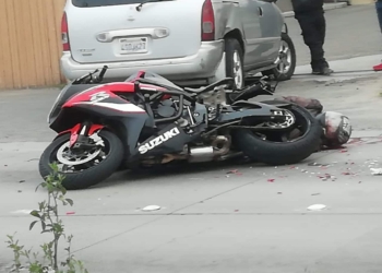 Muere motociclista al impactarse con pick up