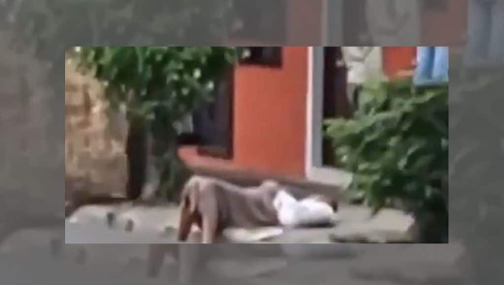 VIDEO: Se desmaya en la calle y nadie la ayuda por miedo al coronavirus