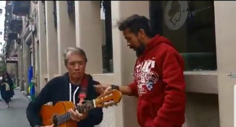 El gran gesto de Napoleón con un cantante callejero