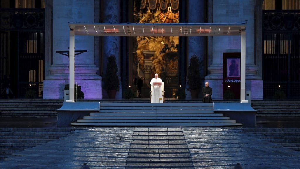 El papa Francisco imparte bendición