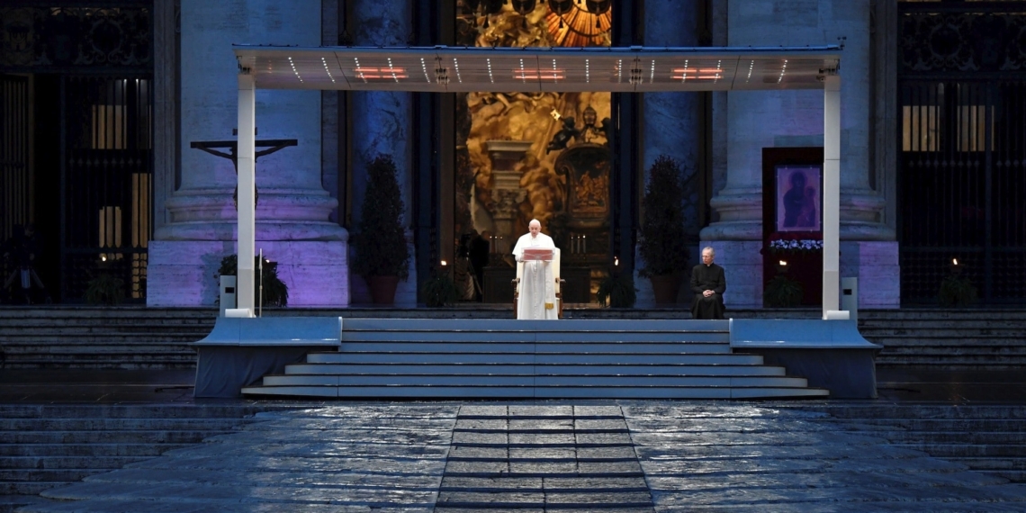 El papa Francisco imparte bendición