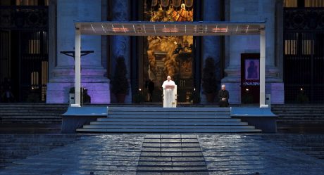 FOTOS: El papa Francisco imparte bendición ante una plaza San Pedro vacía