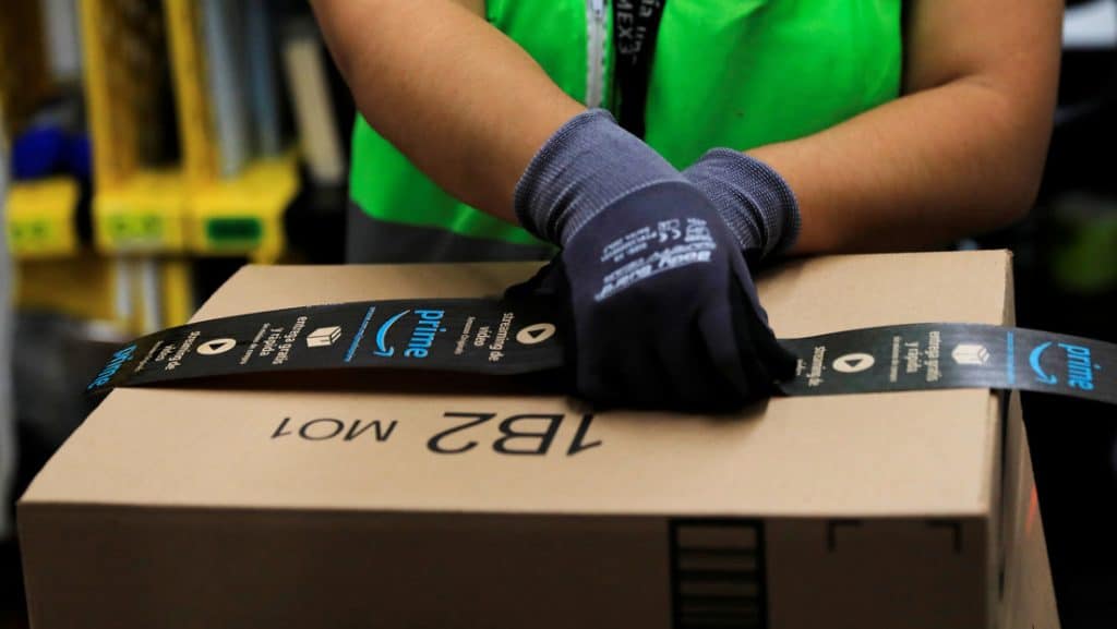 Graban a repartidor de Amazon esparciendo saliva en un paquete