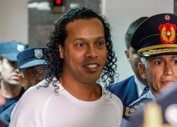 Ronaldinho debuta en juego de futbol en el reclusorio