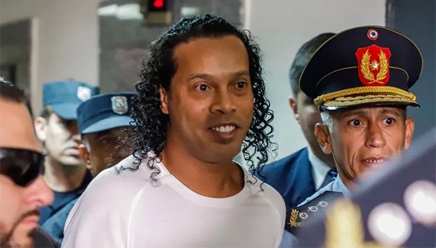 Ronaldinho debuta en juego de futbol en el reclusorio