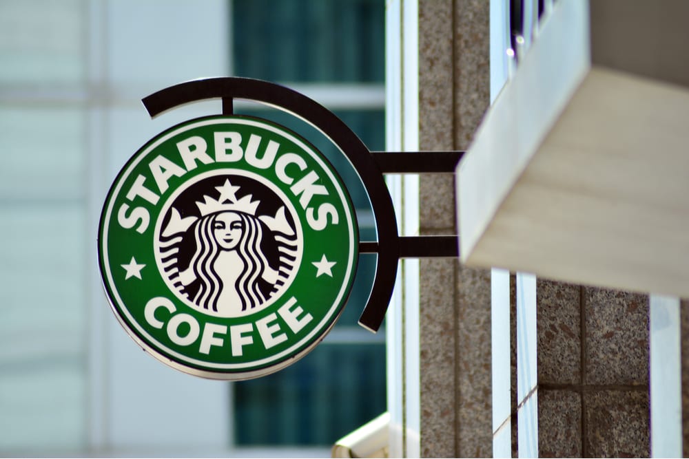 En EU y Canadá, Starbucks apoyará a empleados por Covid-19