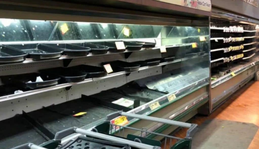 Mujer causa pérdidas por 35 mil dólares al toser en supermercado
