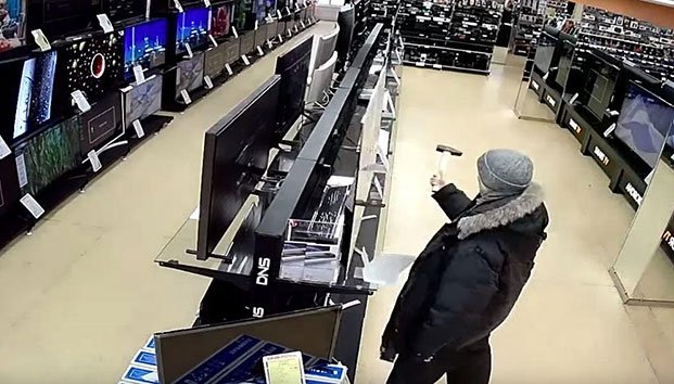 Hombre entra a tienda y destruye los televisores