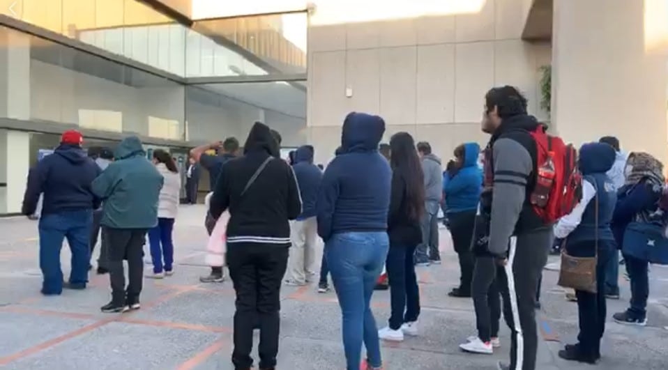 IMSS controla acceso a clínica y provoca aglomeraciones fuera