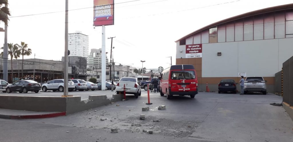 Asaltante deja caos en estacionamiento de tienda en Tijuana