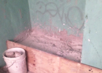 FOTOS:Alertan vecinos de supuesto cadáver enterrado en una vivienda