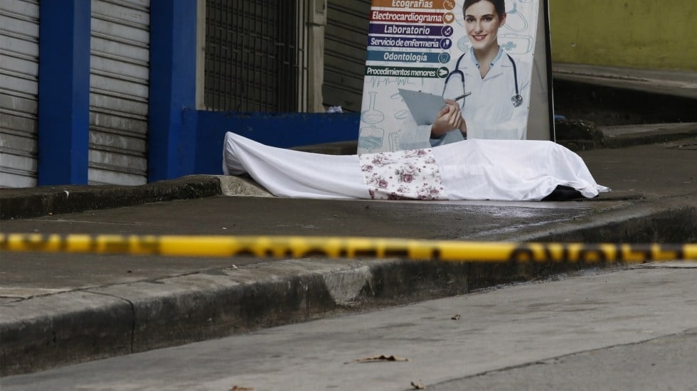 Cadáveres en las calles en Ecuador; no creían en el coronavirus