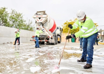 Lavan y desinfectan calles en Tijuana para evitar contagios por coronavirus