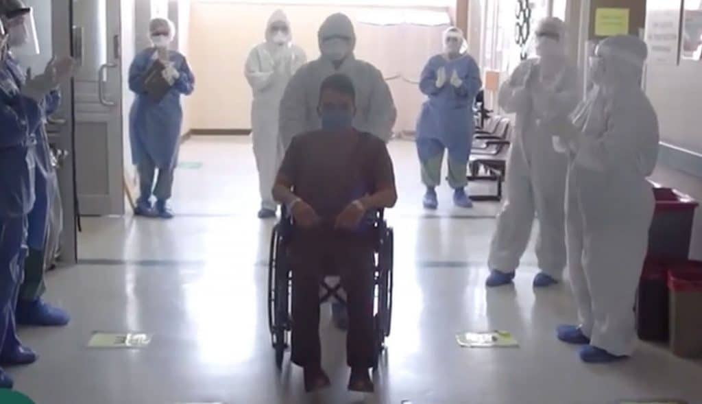 VIDEO: IMSS da emotivos aplausos a mexicalense por superar al covid-19