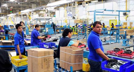 Maquiladora intenta darles sólo el mínimo a trabajadores