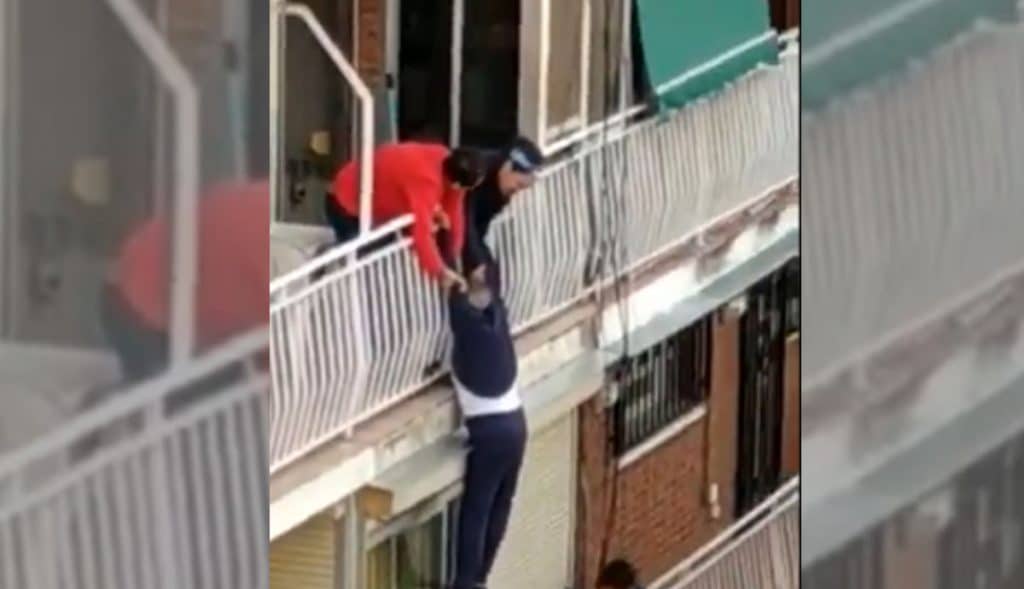 VIDEO: Angustiante rescate de abuelito que resbala y cuelga del balcón