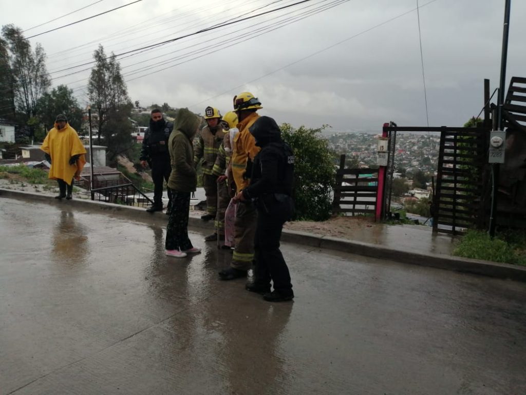 Barda colapsa sobre casa de abuelitos en Tijuana