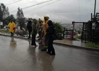 Barda colapsa sobre casa de abuelitos en Tijuana