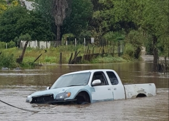 Intentó cruzar el arroyo y casi muere