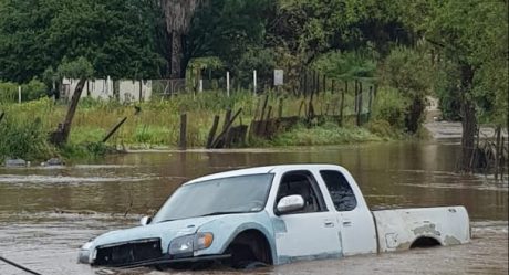 Intentó cruzar el arroyo y casi muere