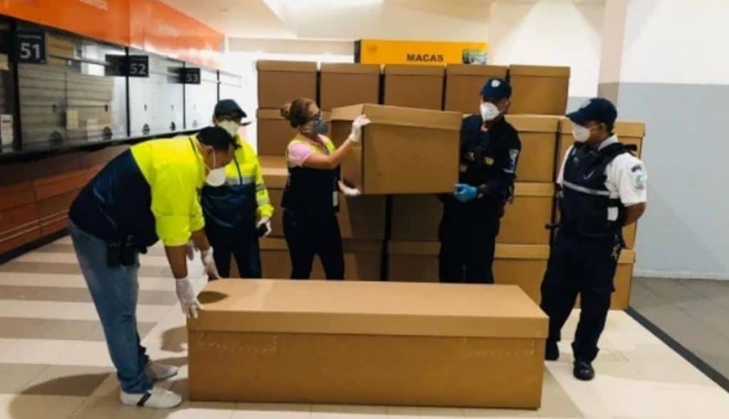 Muertos por Covid-19 en Guayaquil serán enterrados en ataúdes de cartón
