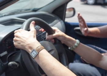 Reducen número de pasajeros en autos particulares y transporte público